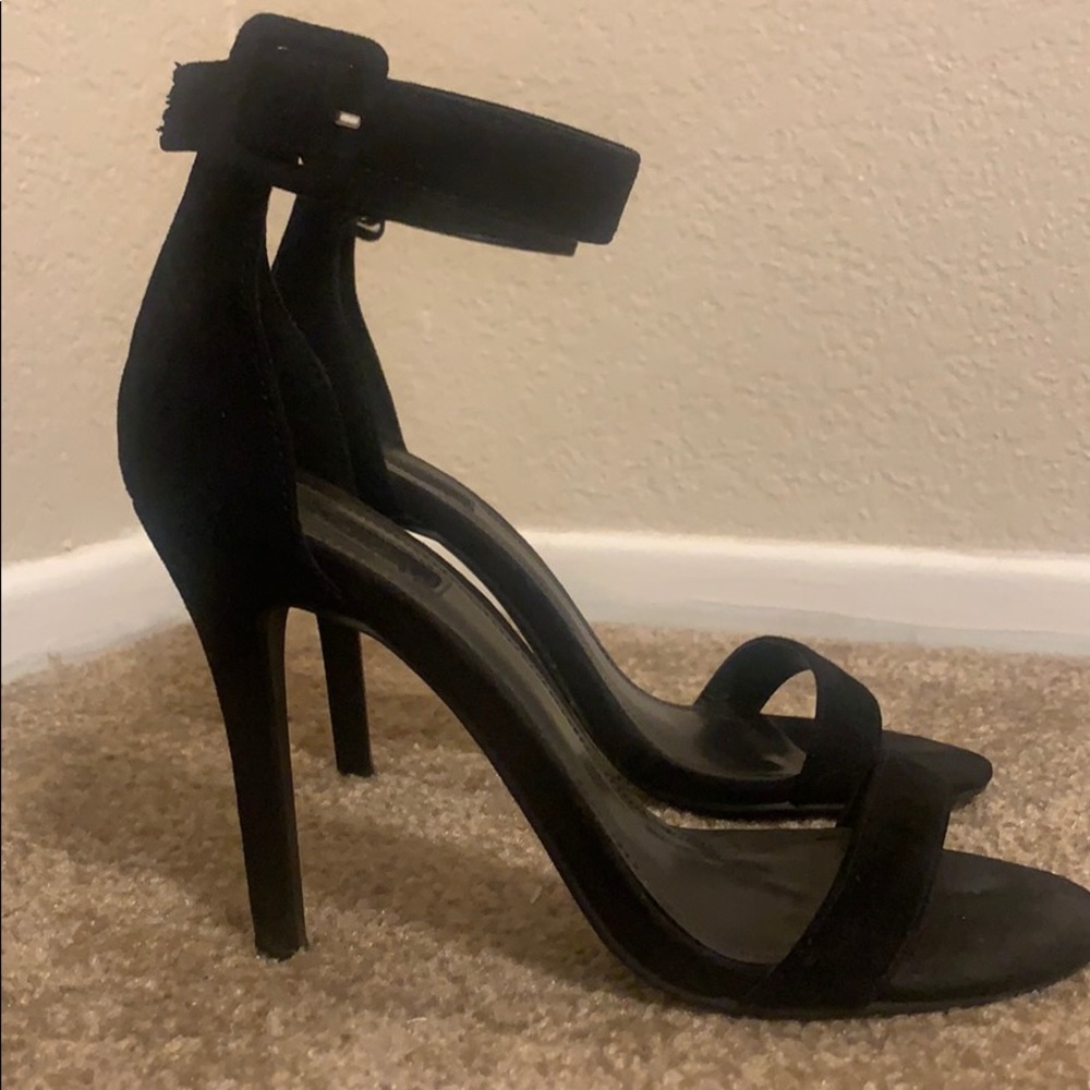 🍄Black strappy heels